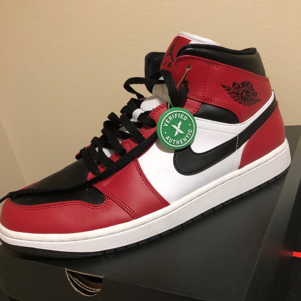 Air Jordan 1 Chicago black toe